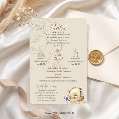 Invitație de botez tipărită Matei, pe carton crem, cu harta lumii desenată în colțul de sus, buline colorate tip paletă și ursuleț pictor cu papion roșu, pensule și glob pământesc jos în dreapta