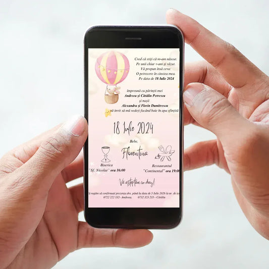 Invitație digitală de botez cod Magnific B.4 afișată pe telefon, cu balon cu aer cald roz și galben pe fundal roz pastel.