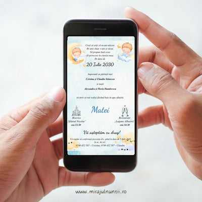 Invitație digitală de botez cod Magnific B.8-20008 pe ecranul telefonului, cu bebeluși pe semilună și pe nor, nori zâmbitori, steluțe aurii, fundal acuarelă bleu și numele Matei scris caligrafic, mare, în bleu