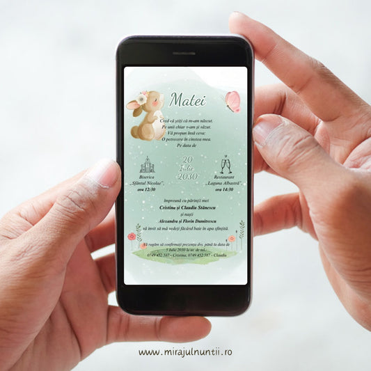 Invitație digitală de botez pe ecranul telefonului, iepuraș în acuarelă cu coroniță de flori și fluturaș roz, fundal verde mentă, numele Matei – cod B. 6036