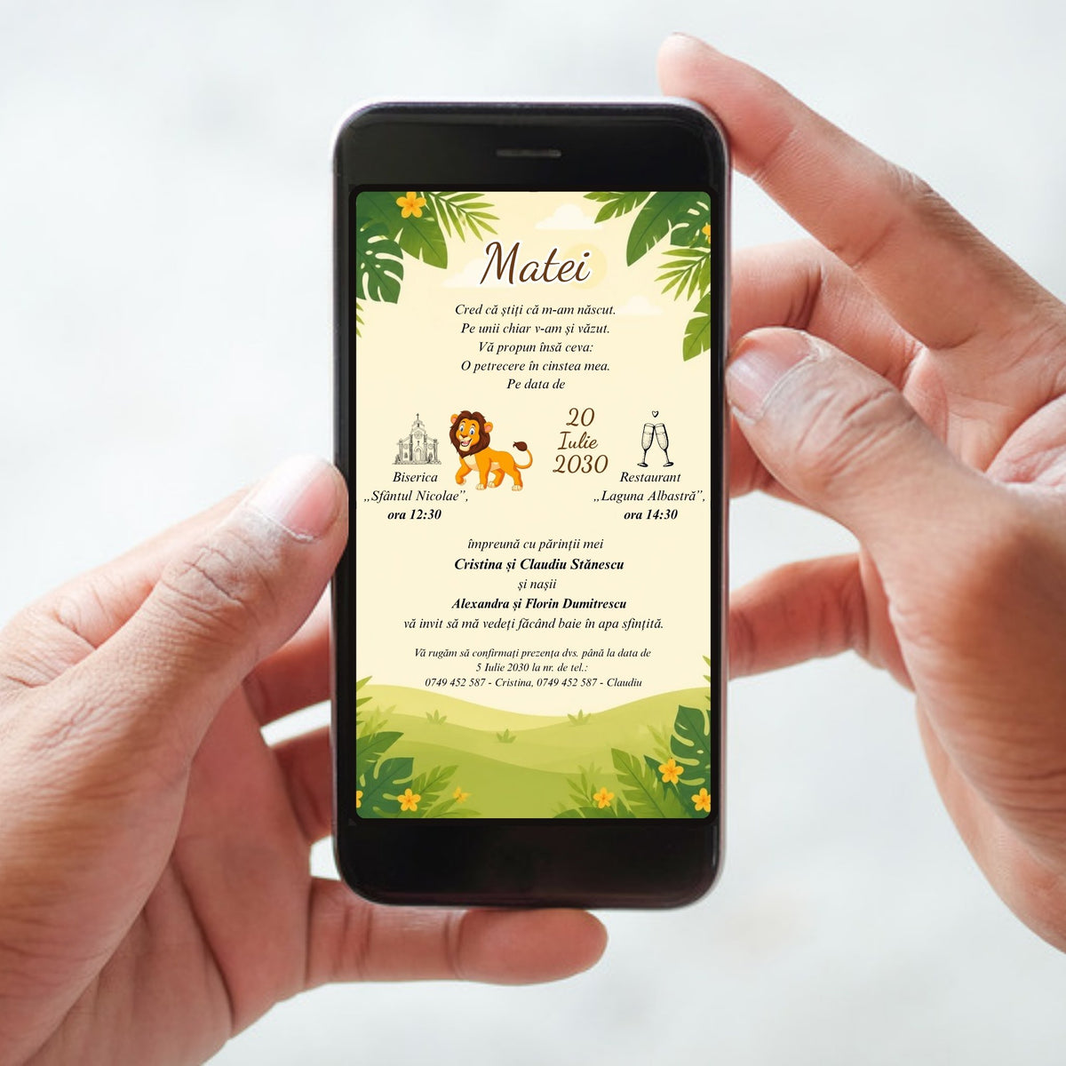 Invitație digitală de botez cu leuț vesel și frunze tropicale, afișată pe ecranul unui telefon