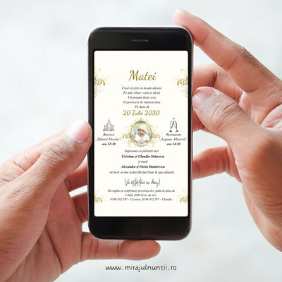 Invitație digitală de botez B.35-20035 pe ecranul unui telefon ținut în mâini: fundal ivoriu, numele Matei auriu, medalion auriu cu fotografia bebelușului și ornamente filigranate aurii
