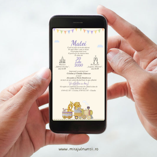 Invitație digitală de botez pe ecranul telefonului, cu trenuleț pastel cu iepuraș, girafă și ursuleț, ghirlandă de stegulețe și numele Matei, fond crem, cod B. 15322