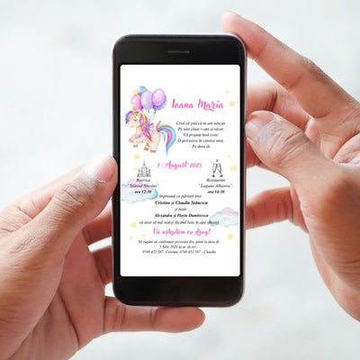 Invitație digitală de botez cod Magnific B.15-20015 afișată pe ecranul unui telefon ținut în mâini: unicorn în acuarelă cu coamă curcubeu și baloane roz și lila, numele Ioana Maria scris caligrafic cu roz, nori pastel și steluțe galbene