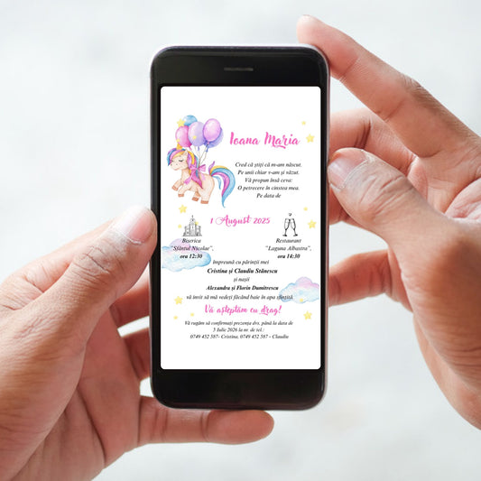 Invitație digitală de botez cod Magnific B.15-20015 afișată pe ecranul unui telefon ținut în mâini: unicorn în acuarelă cu coamă curcubeu și baloane roz și lila, numele Ioana Maria scris caligrafic cu roz, nori pastel și steluțe galbene