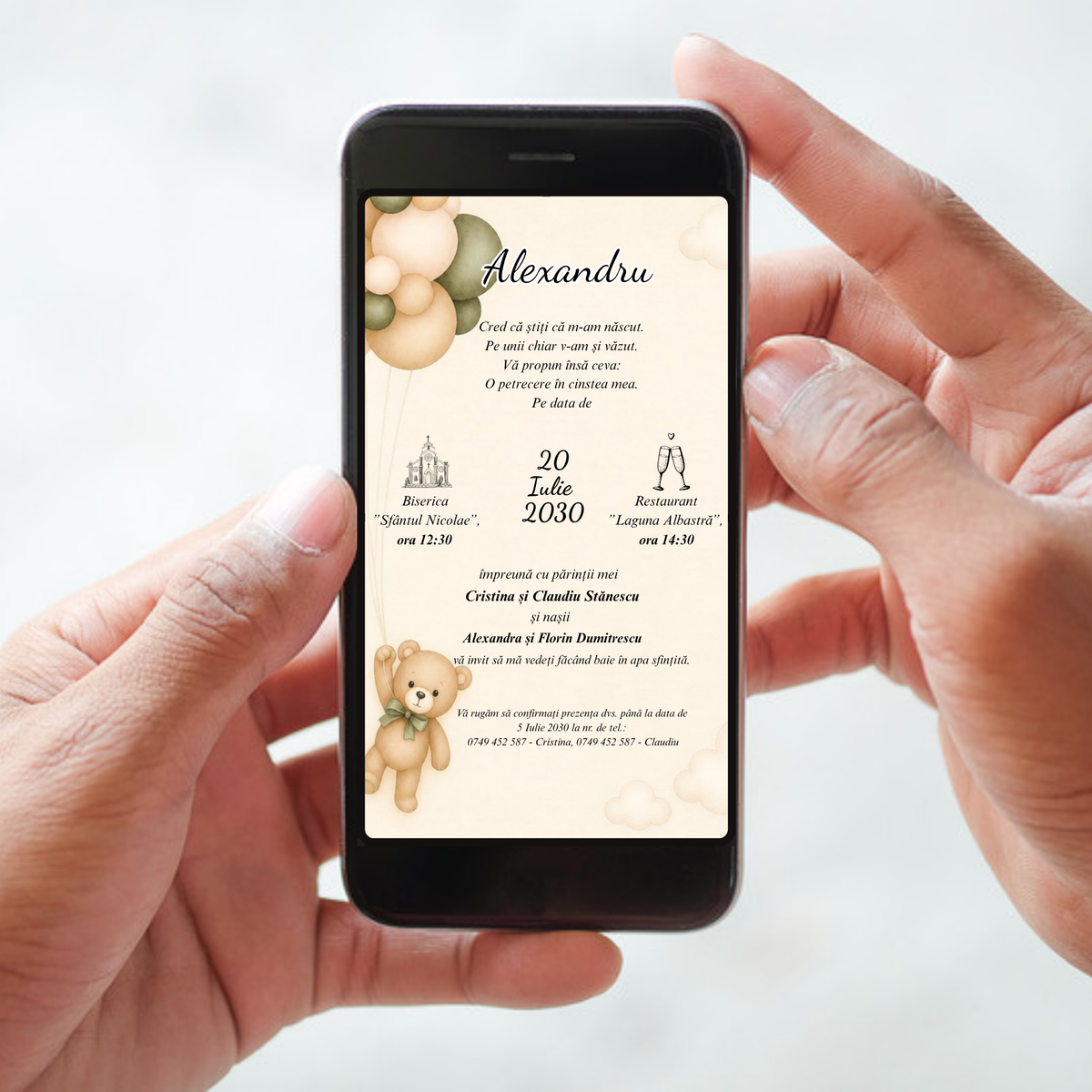 Invitație digitală de botez cod Magnific B. 9002 cu ursuleț și baloane bej și verde oliv, afișată pe ecranul unui telefon.
