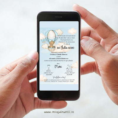Invitație digitală de botez cod Magnific B.3-20003 pe ecranul unui telefon, cu ursuleț în balon cu aer cald bleu și crem, păsărică bleu și nori pe cer bleu, numele Matei
