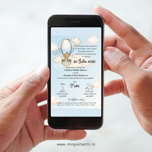 Invitație digitală de botez cod Magnific B.3-20003 pe ecranul unui telefon, cu ursuleț în balon cu aer cald bleu și crem, păsărică bleu și nori pe cer bleu, numele Matei
