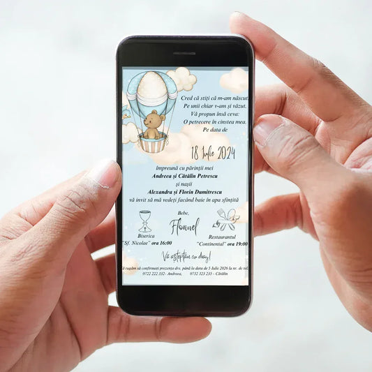 Invitație digitală de botez cod Magnific B.3 afișată pe telefon, cu ursuleț în balon cu aer cald bleu, nori și textul invitației.