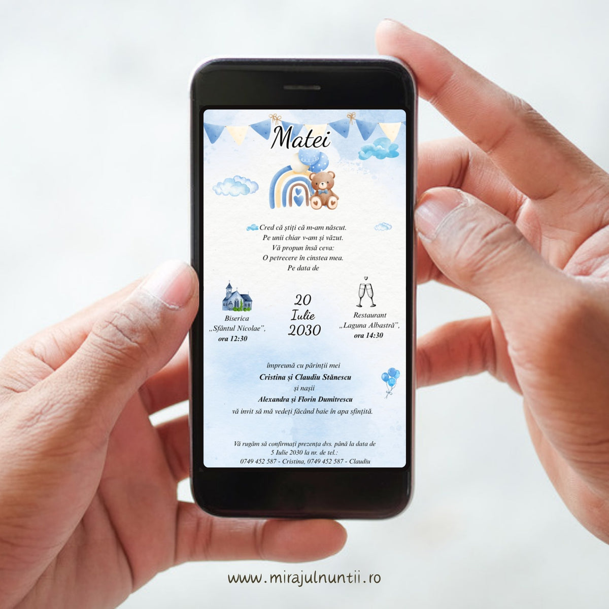 Invitație digitală de botez B.12-20012 afișată pe ecranul unui telefon ținut în mâini: ursuleț maro cu curcubeu, stegulețe și nori bleu, numele Matei