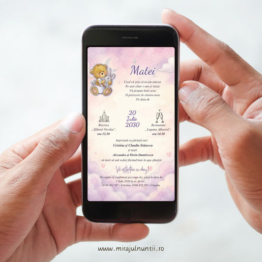 Invitație digitală de botez B. 3205 pe ecranul telefonului, cu ursuleț de pluș și iepuraș, cer roz și lila, numele Matei