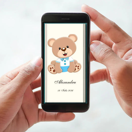 Invitație digitală de botez afișată pe telefon, cu ursuleț îmbrăcat în bleu, cu papion, pe fundal crem, și numele micuțului.