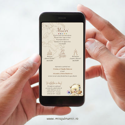 Invitație digitală de botez Matei pe ecranul unui telefon ținut în mâini, fond crem cu harta lumii, buline colorate și ursuleț pictor cu paletă și glob pământesc