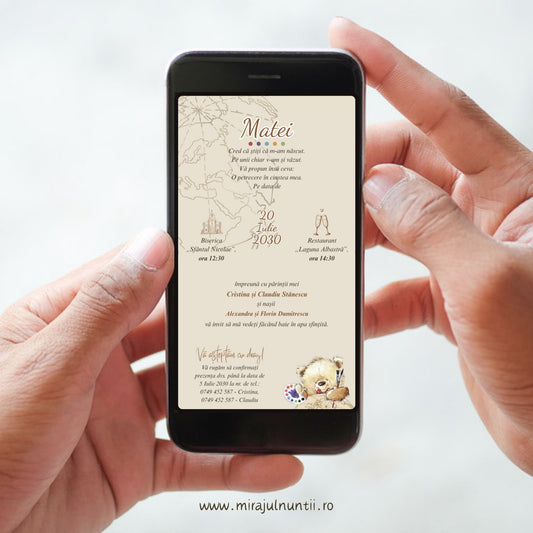 Invitație digitală de botez Matei pe ecranul unui telefon ținut în mâini, fond crem cu harta lumii, buline colorate și ursuleț pictor cu paletă și glob pământesc