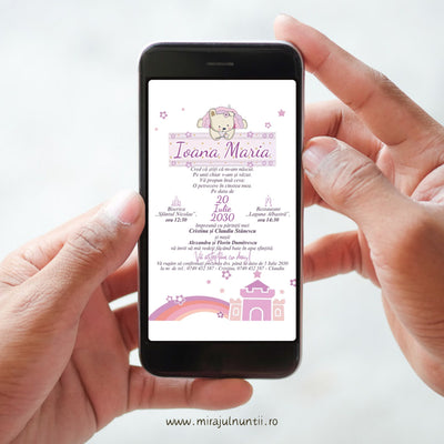 Invitație digitală de botez B. 3507 pe ecranul telefonului: ursuleț cu glugă roz de unicorn pe banderola roz cu numele Ioana Maria, textul invitației și castel roz-lila cu curcubeu jos