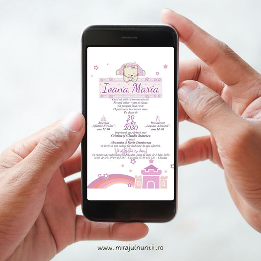Invitație digitală de botez B. 3507 pe ecranul telefonului: ursuleț cu glugă roz de unicorn pe banderola roz cu numele Ioana Maria, textul invitației și castel roz-lila cu curcubeu jos