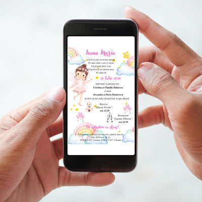 Invitație digitală de botez cod Magnific B.14 afișată pe ecranul telefonului, cu zână balerină în rochiță roz, curcubeie pastel pe nori, steluțe și numele Ioana Maria