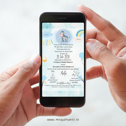 Invitație digitală de botez B.1-20001 pe ecranul telefonului ținut în mâini: puiul de zebră în cercul bleu, curcubeu, nori zâmbitori și fundal acuarelă bleu pastel, cu numele Matei