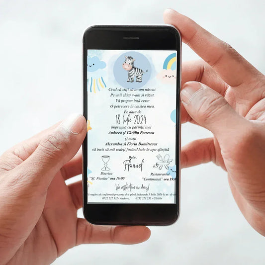 Invitație digitală de botez cod Magnific B.1 afișată pe telefon, cu zebră în cerc bleu, curcubeu și nori pastel.