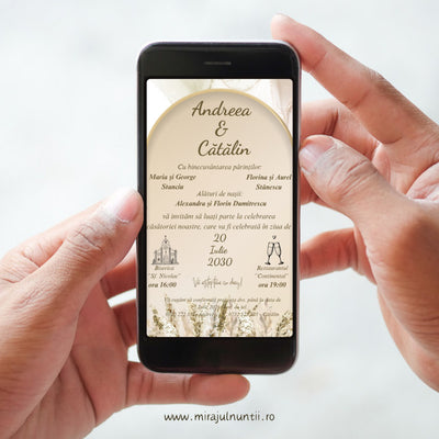 Invitație digitală de nuntă C.54 afișată pe telefon, cu arcadă aurie, marmură crem și iarbă de pampas jos