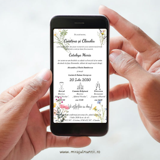 Invitație digitală de nuntă și botez C.47, pe ecranul unui telefon: flori de câmp în acuarelă – mușețel, flori mov, roz, galbene și albăstrele – pe fond alb, cu numele familiei, nașii, moșii, data și programul zilei
