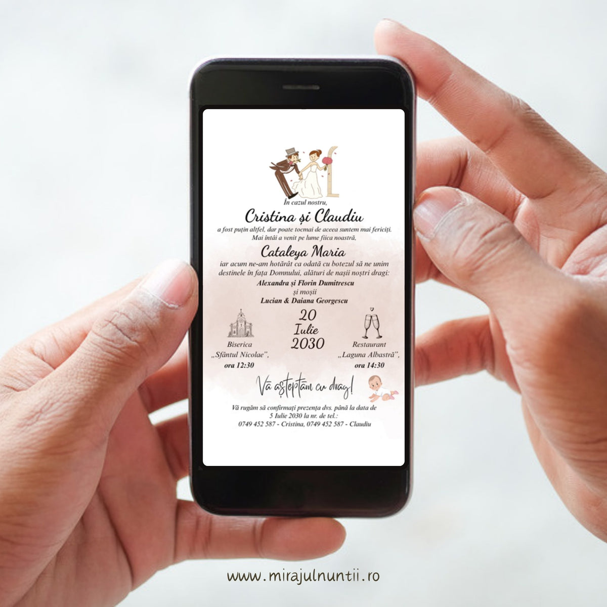 Invitație digitală de nuntă și botez pe ecranul unui telefon ținut în mâini: miri cartoon cu joben și buchet roz, nor de acuarelă roz pudră, bebeluș și textul cu Cristina și Claudiu și Cataleya Maria