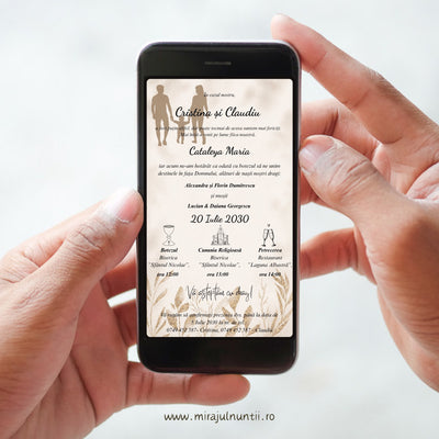 Invitație digitală de nuntă și botez cod Magnific C.26 pe ecranul unui telefon, cu silueta maro a unei familii și frunze aurii pe fundal crem.