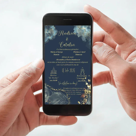 Invitație digitală de nuntă pe ecranul unui telefon, fundal bleumarin cu flori în acuarelă albastră și fulgi aurii, cod Magnific C.19
