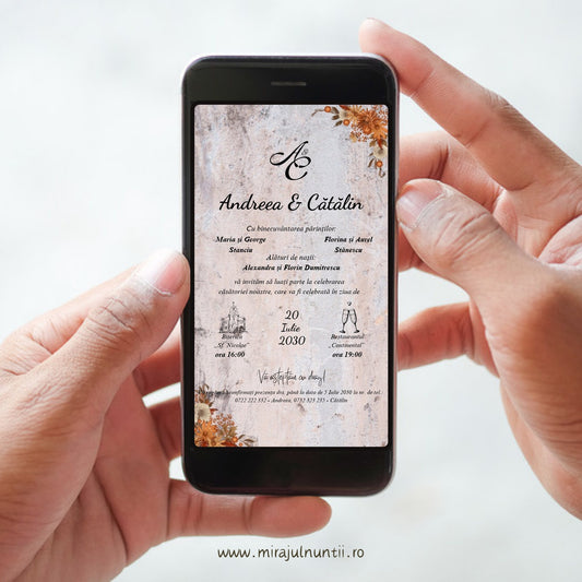 Invitație digitală de nuntă cod Magnific C.59, afișată pe ecranul unui telefon ținut în mâini, cu fond marmorat, buchete de flori de toamnă arămii în dreapta-sus și în stânga-jos și texte în culoare închisă
