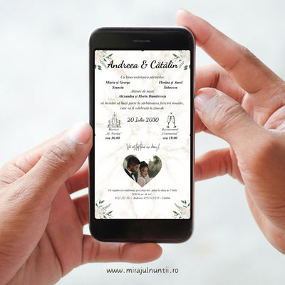 Invitație digitală de nuntă C.43 pe ecranul unui telefon: numele Andreea & Cătălin, părinții și nașii, data 20 Iulie 2030, fotografia mirilor într-o inimă, flori crem și frunze verzi în colțuri