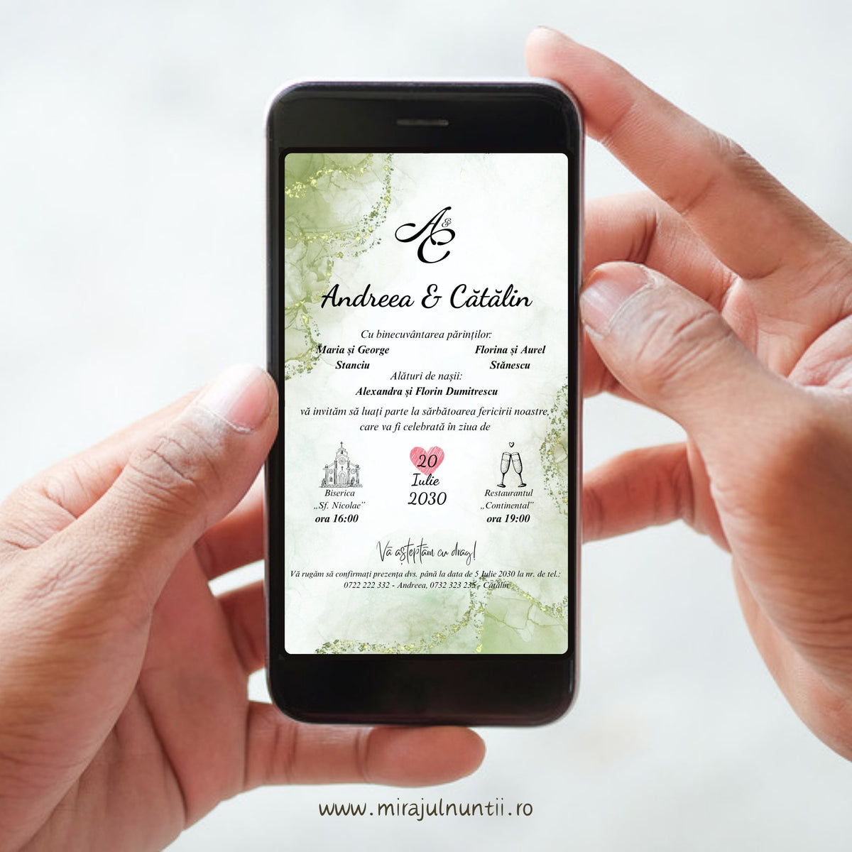 Invitație digitală de nuntă C.41 pe ecranul unui telefon ținut în mâini: marmură verde olive cu linii aurii, inimioară roz la ziua 20 Iulie 2030, Andreea & Cătălin, părinții, nașii, biserica și restaurantul