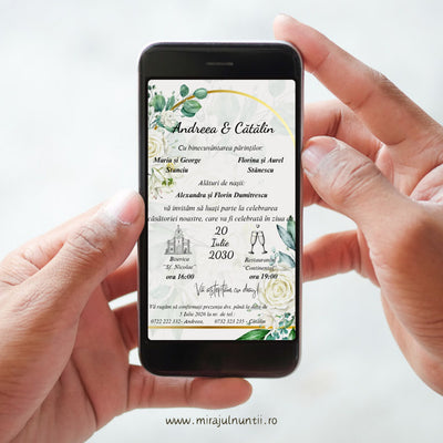 Invitație digitală de nuntă cod Magnific C.56 cu trandafiri albi, eucalipt și arc auriu, afișată pe ecranul unui telefon, cu texte în culoare închisă