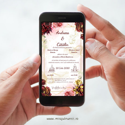 Invitație digitală de nuntă C.50 pe ecranul unui telefon ținut în mâini: trandafiri bordo și roz pe marmură roz cu auriu, numele mirilor în bordo, ramă aurie, date exemplu