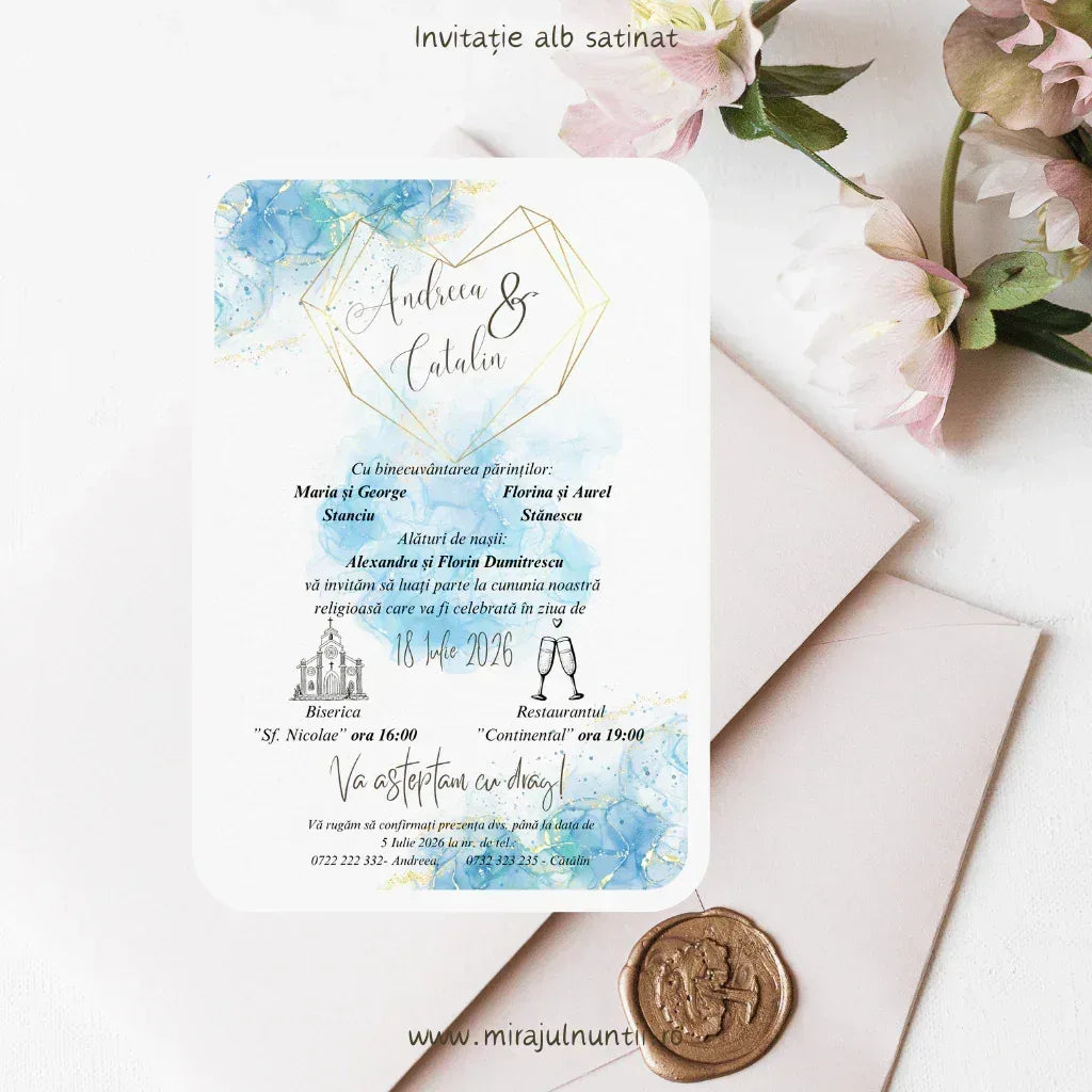 Invitație de nuntă cod Magnific C.11 cu acuarelă albastră, sclipici auriu și nume scrise caligrafic.