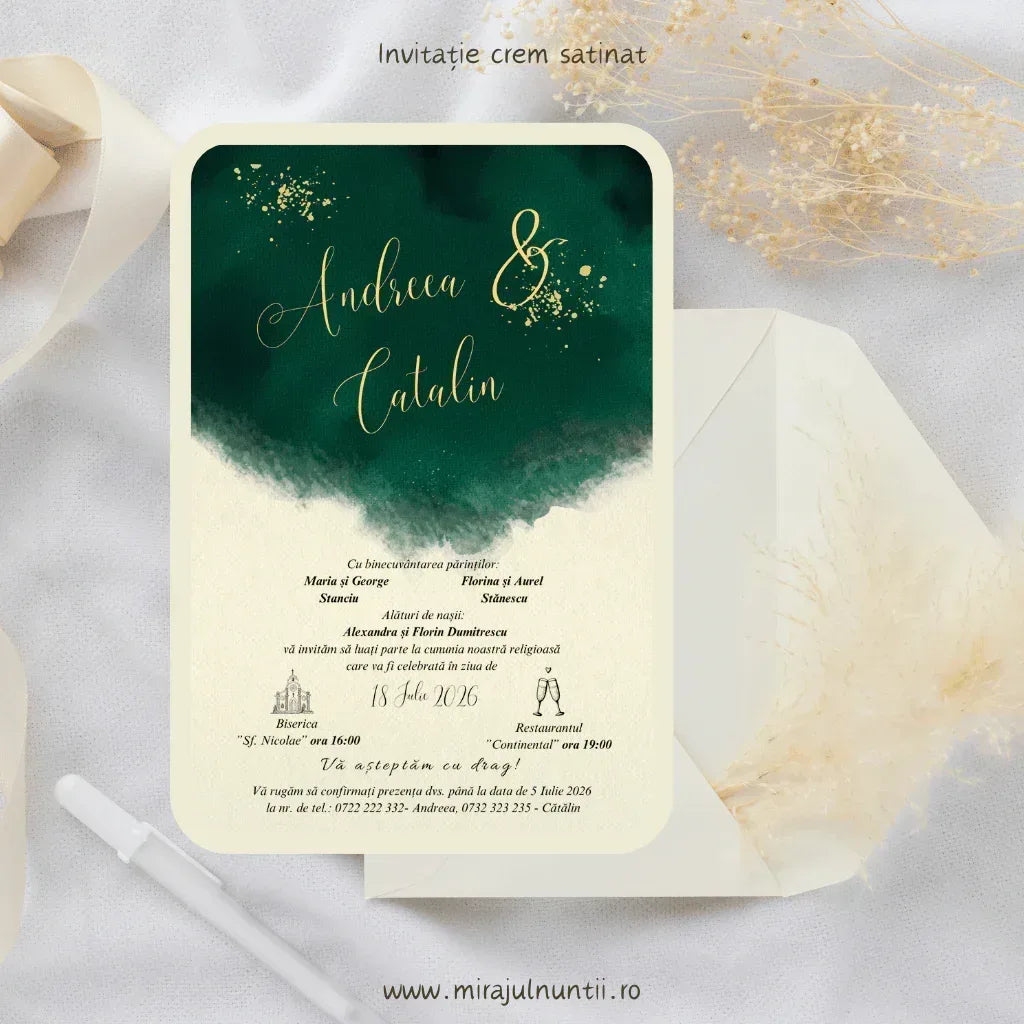 Invitație de nuntă cod Magnific C.1 cu acuarelă verde-smarald și nume aurii.