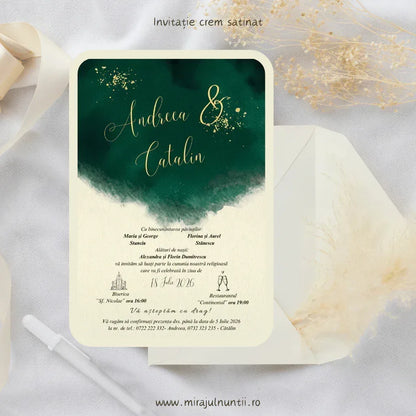 Invitație de nuntă cod Magnific C.1 cu acuarelă verde-smarald și nume aurii.