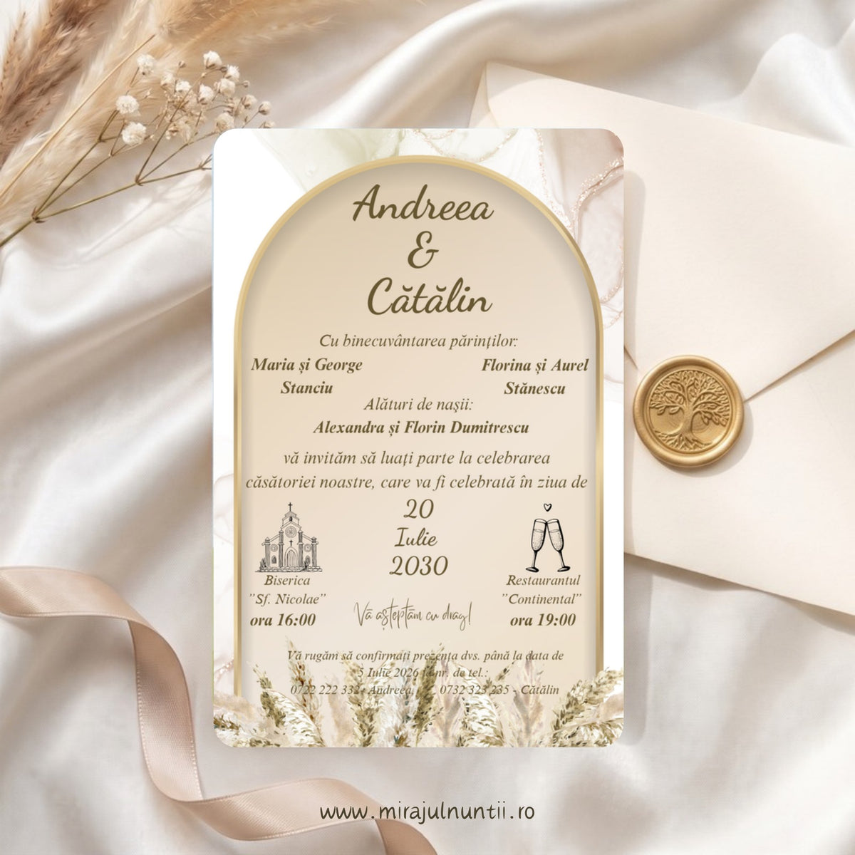 Invitație de nuntă C.54 cu arcadă aurie, marmură crem și iarbă de pampas jos, cu textele în auriu-măsliniu și maro închis, lângă un plic crem cu sigiliu auriu