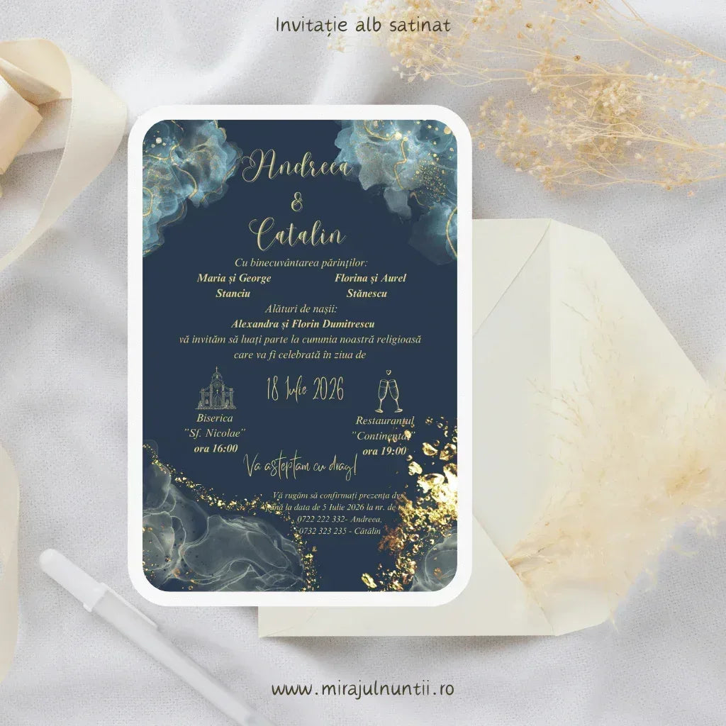 Invitație de nuntă premium pe fundal bleumarin cu model abstract auriu și text personalizat, model C.19-10019.