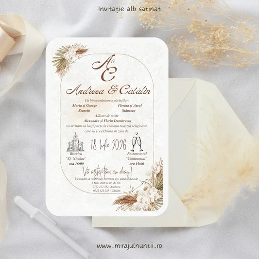 Invitație de nuntă cod Magnific C.30 pe carton alb satinat, cu pampas, orhidee albe și chenar arcuit auriu, în teracotă și crem, lângă un plic crem.