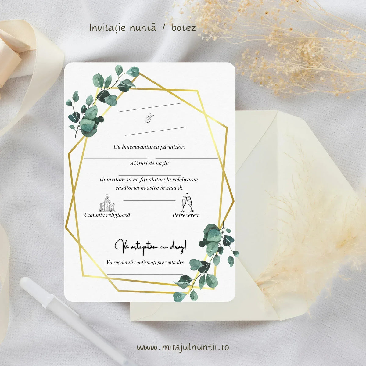 Invitație de nuntă elegantă cu model ramuri eucalipt și ramă geometrică aurie, așezată lângă un plic alb pe un fundal decorativ.