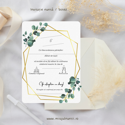 Invitație de nuntă elegantă cu model ramuri eucalipt și ramă geometrică aurie, așezată lângă un plic alb pe un fundal decorativ.