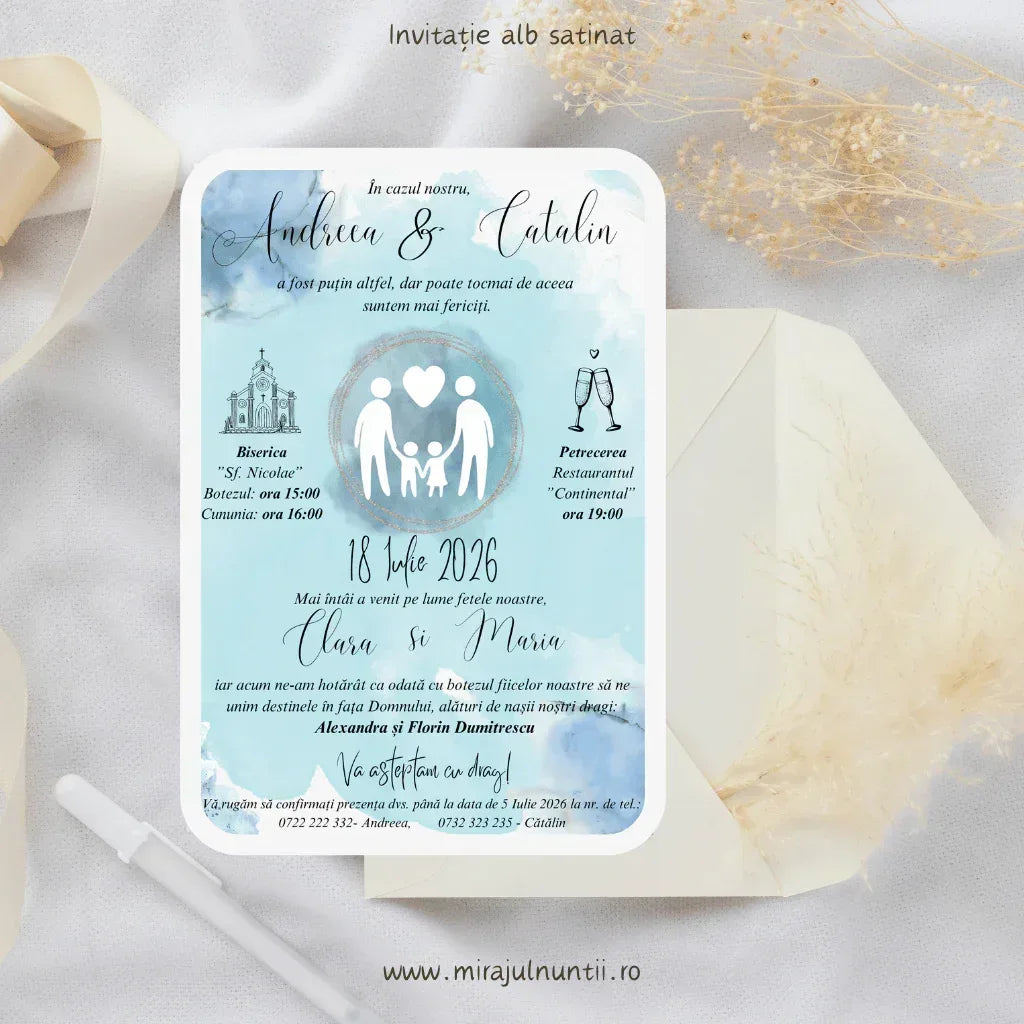 Invitație de nuntă și botez cod Magnific C.17 pe carton alb satinat, cu acuarelă bleu și siluetă albă de familie cu doi copii într-un cerc argintiu, lângă un plic crem.