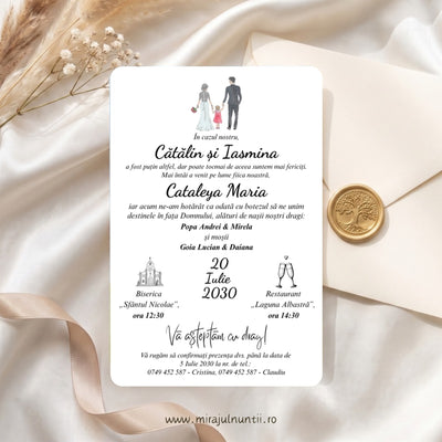 Invitație de nuntă și botez 13 x 19 cm cu ilustrația familiei – mireasă, mire și fetiță în rochiță roz, de mână – și textul invitației, pe carton alb, lângă un plic crem cu sigiliu auriu