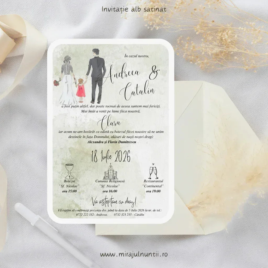 Invitație de nuntă și botez cod Magnific C.23 pe carton alb satinat, cu mirii și o fetiță în rochiță roz ilustrați în acuarelă pe fundal verde pal, lângă un plic crem.