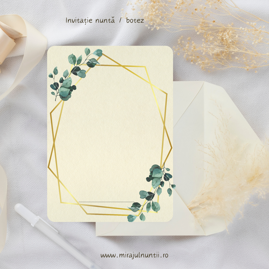 Invitație de nuntă necompletată pe fundal crem ivory cu ramă aurie și frunze de eucalipt, prezentată lângă un plic crem premium.