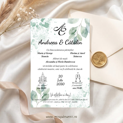 Invitație de nuntă C.48 cu monograma și numele mirilor, părinții, nașii, data, biserica și restaurantul, crenguțe de eucalipt și stropi de acuarelă verde pe fond alb, așezată pe mătase crem lângă un plic cu sigiliu de decor