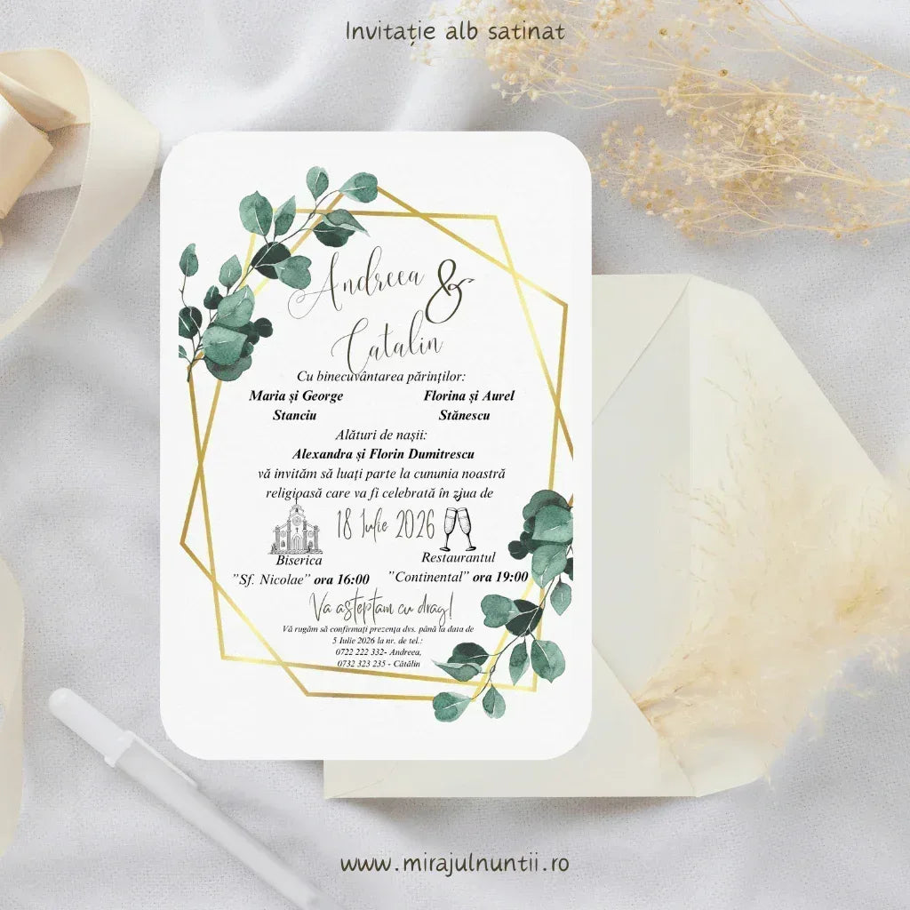 Invitație de nuntă cod Magnific C.12 pe carton alb satinat, cu ramuri de eucalipt în colțuri și chenar auriu geometric, lângă un plic crem.