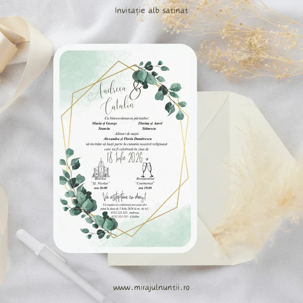 Invitație de nuntă cod Magnific C.24 pe carton alb satinat, cu ramuri de eucalipt, acuarelă verde mentă și chenare geometrice aurii, lângă un plic crem.
