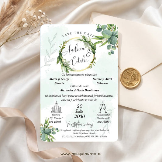 Invitație de nuntă C.25 cu coroniță aurie și frunze de eucalipt în jurul numelor Andreea & Cătălin, eucalipt în acuarelă în colțuri, acuarelă verde mentă pe fond alb, părinții, nașii, biserica și restaurantul; plicul și sigiliul din fundal sunt decor