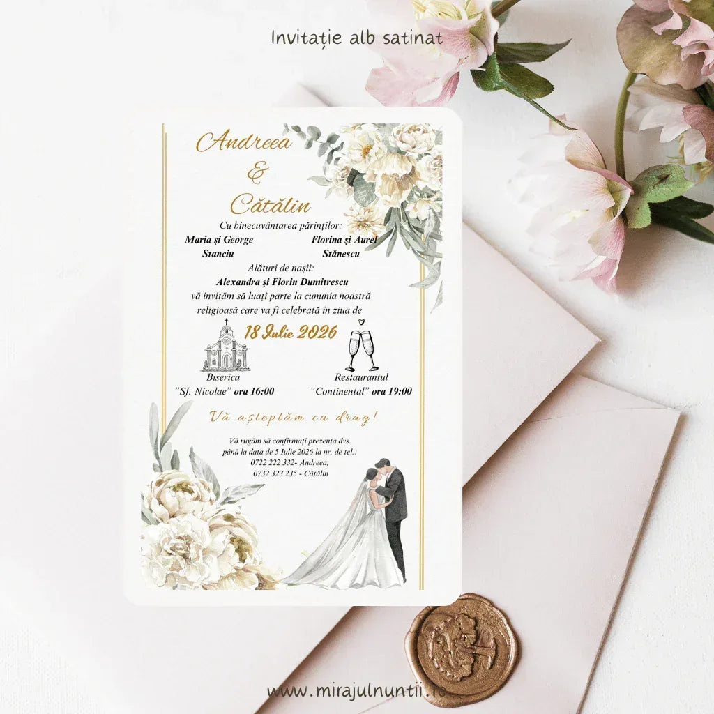 Invitație de nuntă alb și auriu cod Magnific C.8, cu buchete de flori albe și nume scrise caligrafic cu auriu.
